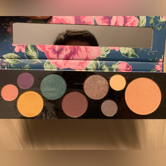 Essence Too Glam to Give A Damn palette - Picture 3 of 3